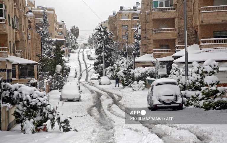2. Một con phố phủ đầy tuyết sau trận bão tuyết ở thủ đô Amman của Jordan, vào ngày 18 tháng 2 năm 2021.