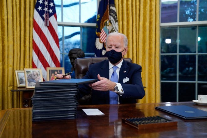 Tổng thống Joe Biden xử lý công việc tại Nhà Trắng. Ảnh: Nhà Trắng