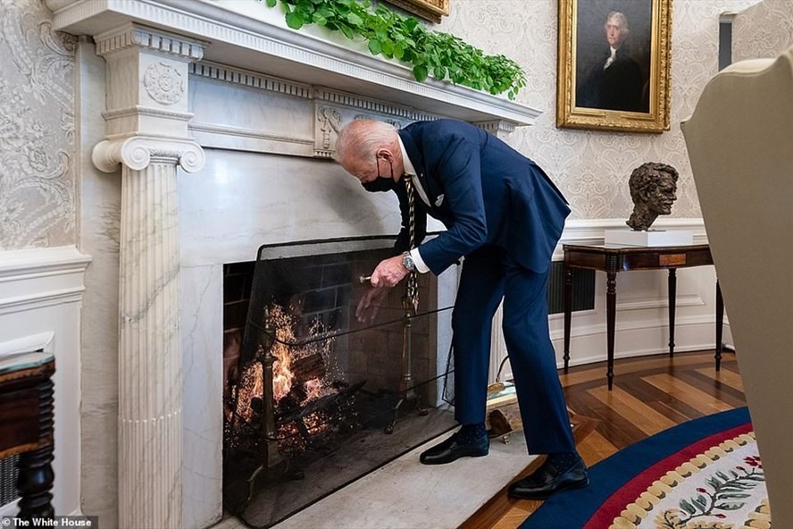 Tổng thống Joe Biden thích tự tay bỏ thêm củi vào lò sưởi. Ảnh: Nhà Trắng