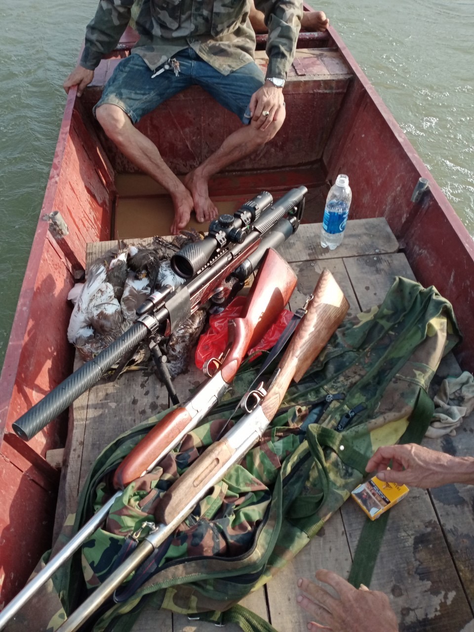 Cả một khoang thuyền và chim “chiến lợi phẩm” của thợ săn mà nhóm phóng viên đã chứng kiến. Ảnh: Lãng Quân