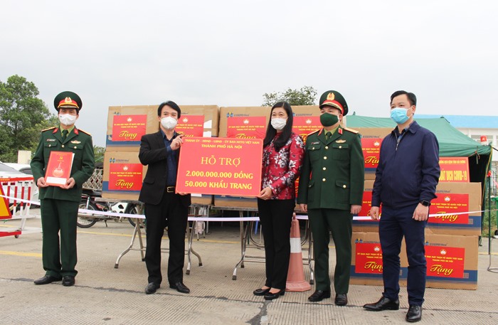 Chủ tịch Ủy ban MTTQ Việt Nam Thành phố Nguyễn Lan Hương trao hỗ trợ cho tỉnh Hải Dương phòng, chống dịch COVID-19.