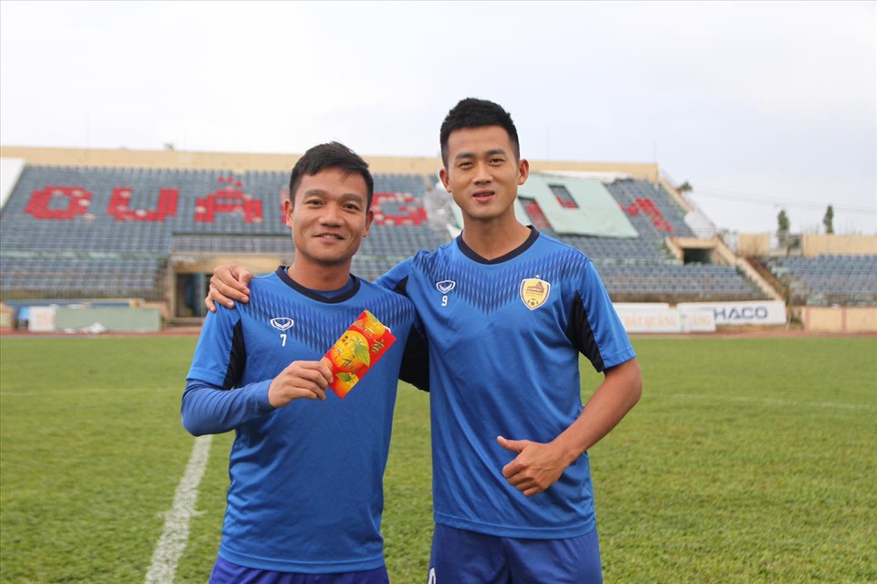 Đội trưởng Đinh Thanh Trung vẫn ở lại làm đầu tầu của đội bóng sau khi Quảng Nam phải xuống hạng ở V.League 2020. Ảnh: QNFC