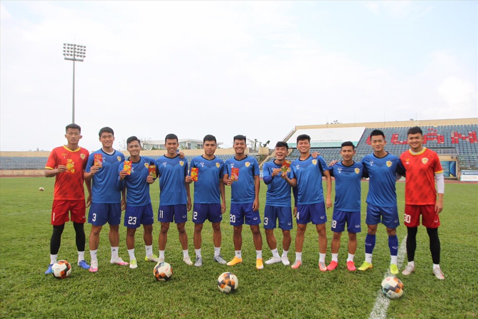 Nhiều cầu thủ trụ cột của Quảng Nam vẫn tiếp tục gắn bó với đội bóng. Ảnh: QNFC