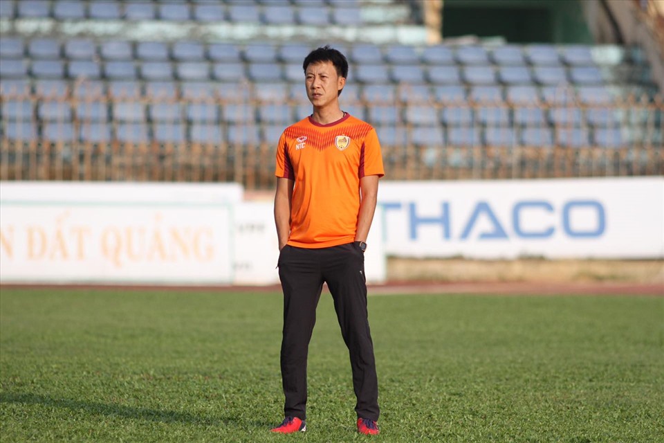 Dù Quảng Nam phải xuống hạng ở mùa giải 2020 nhưng huấn luyện viên Nguyễn Thành Công vẫn cam kết gắn bó với đội bóng xứ Quảng. Ảnh: QNFC
