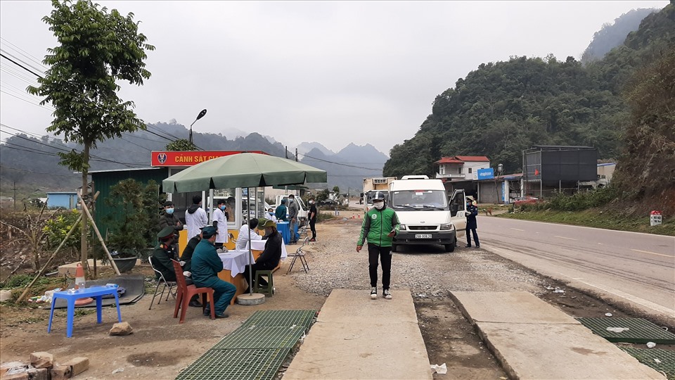 Ghi nhận của PV Báo Lao Động tại chốt phòng, chống dịch COVID-19 tại Km162 QL6 thuộc bản Pa Kha xã Lóng Luông huyện Vân Hồ, tỉnh Sơn La. Đây được coi là một trong những chốt cửa ngõ quan trọng của tỉnh Sơn La, kiểm soát người và phương tiện ra vào từ các tỉnh