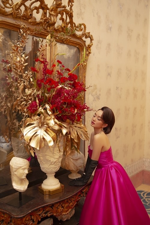 Lúc ở Lý gia, Kaity Nguyễn sử dụng nhiều đầm cúp ngực dáng bồng xòe, kết hợp găng tay, mang đến hình ảnh quý cô Pháp cổ điển và phù hợp với các cảnh tiệc tùng.