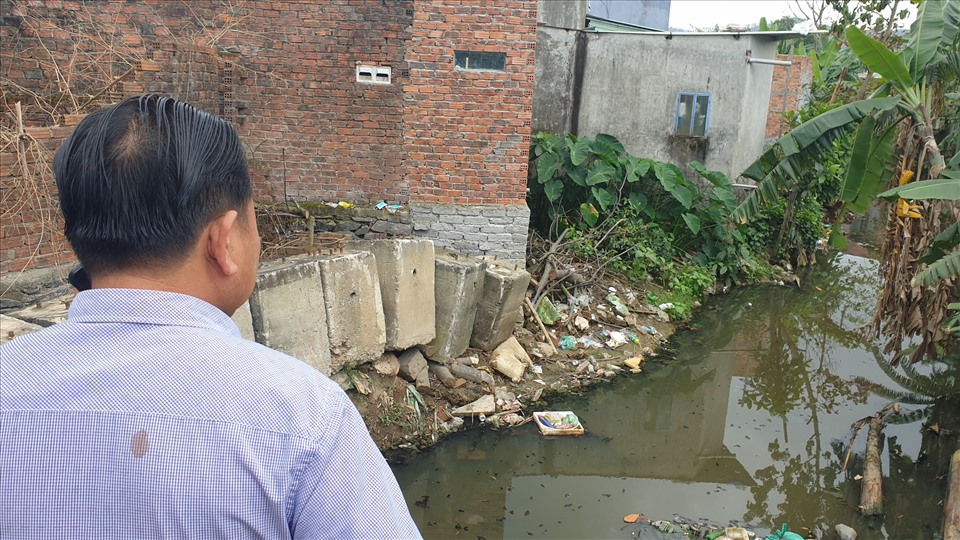 Nước rỉ từ bãi rác Khánh Sơn nhiều năm nay gây ô nhiễm cho dòng kênh tại khu vực phường Hòa Khánh Nam. Ảnh: HL