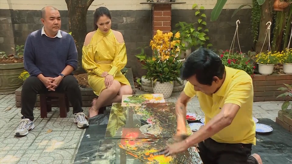 Diễn viên Ngọc Lan và Quốc Thuận đã ghé thăm ngôi nhà của họa sĩ Đoàn Việt Tiến - “kỳ tài” hội hoạ nổi tiếng với khả năng vẽ bất kì bức tranh nào trên kính cường lực chỉ bằng 10 đầu ngón tay.