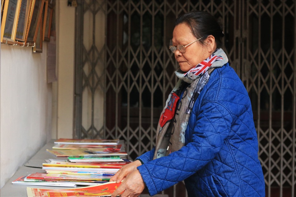 Bà Tuấn - người phụ trách “Cầu thang văn hóa” với công việc sắp xếp sách, báo mỗi ngày của mình. Ảnh: Hoài Anh