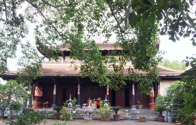Đền, chùa Rối tại xã Tân Thịnh, tỉnh Yên Bái dù đang vào những ngày lễ chính nhưng lượng du khách đến chiêm bái vẫn chỉ đếm trên đầu ngón tay.