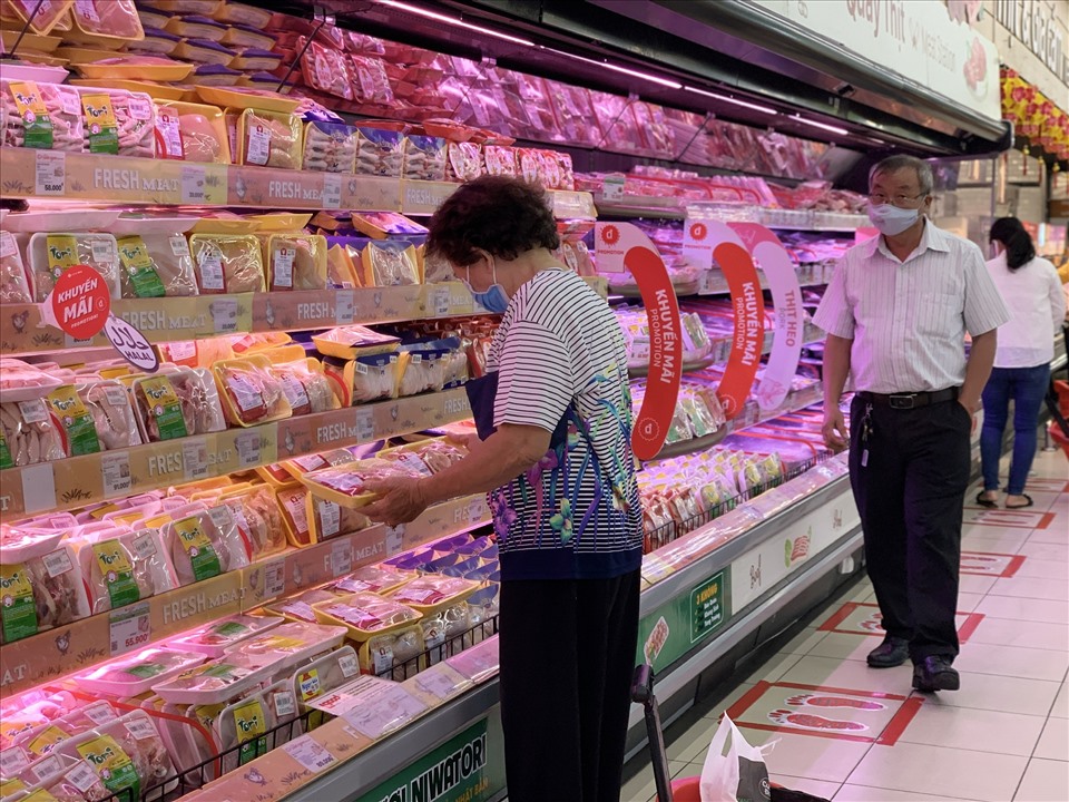 Tại siêu thị các quầy thực phẩm được chưng bày đầy ắp với đa dạng các lựa chọn khác nhau. Ảnh: Lâm Anh.