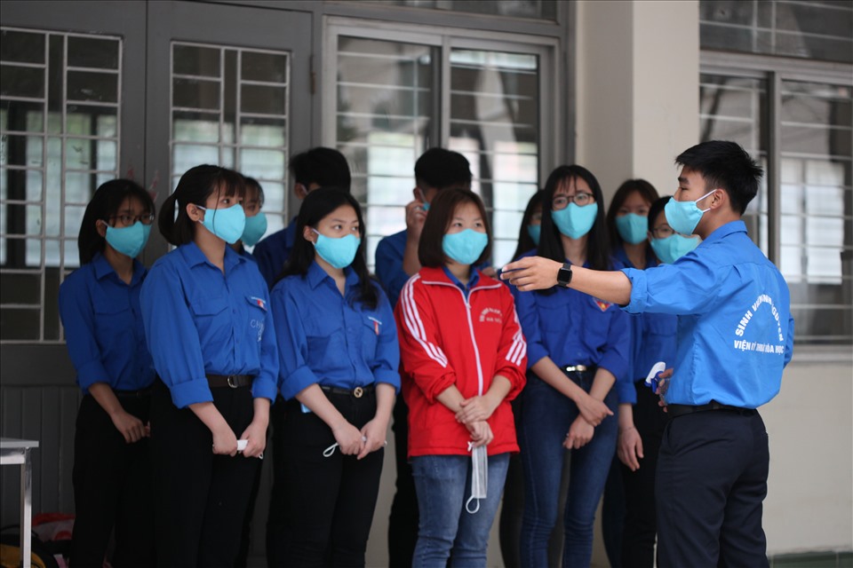 Sinh viên Trường Đại học Bách khoa Hà Nội được nhà trường tặng khẩu trang kháng khuẩn. Ảnh: Phương Nam