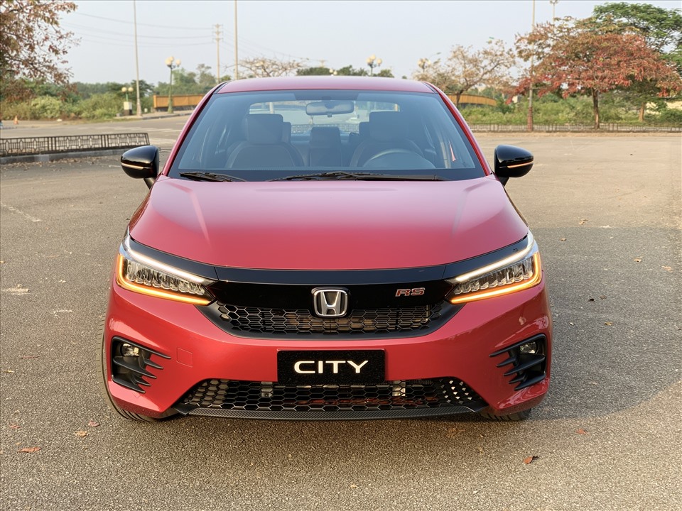 Mẫu xe Honda City vừa có màn ra mắt phiên bản mới 2021 với nhiều nâng cấp đắt giá, đặc biệt là sự xuất hiện của bản RS thể thao. Mẫu xe hiện có mức giá dao động từ 529-599 triệu đồng tương ứng 3 phiên bản.