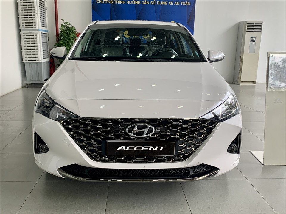 Hyundai Accent cũng vừa ra mắt phiên bản hoàn toàn mới năm 2021 với nhiều cải thiện trong thiết kế và công nghệ. Hơn nữa mức giá bán của mẫu xe này không thay đổi sau khiu được nâng cấp. Theo đó, Accent giao động ở mức 426,1-542,1 triệu đồng.