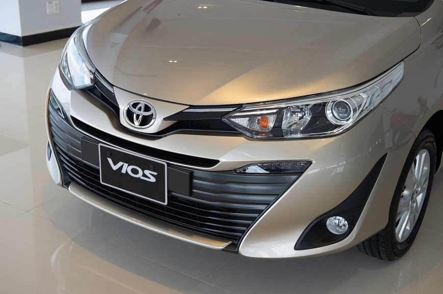 Phần đầu Toyota Vios có thiết kế khá đơn giản với điểm nhấn chính là bệ khuếch tán cỡ lớn, mở rộng theo hình chữ “V”. Xét về hiệu năng chiếu sáng, Vios “lép vế” hơn khi chỉ sử dụng đèn pha Halogen thông dụng.