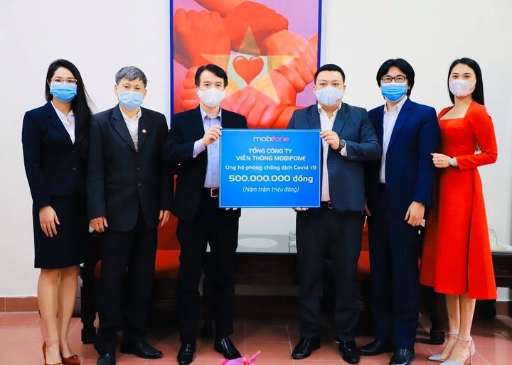 Đại diện đoàn viên Công đoàn MobiFone trao tặng 500 triệu đồng cho tỉnh Hải Dương.