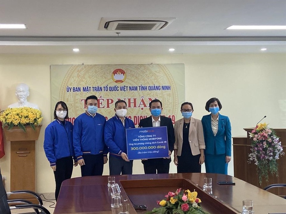 Đại diện ĐVCĐ MobiFone trao tặng 300 triệu đồng cho tỉnh Quảng Ninh