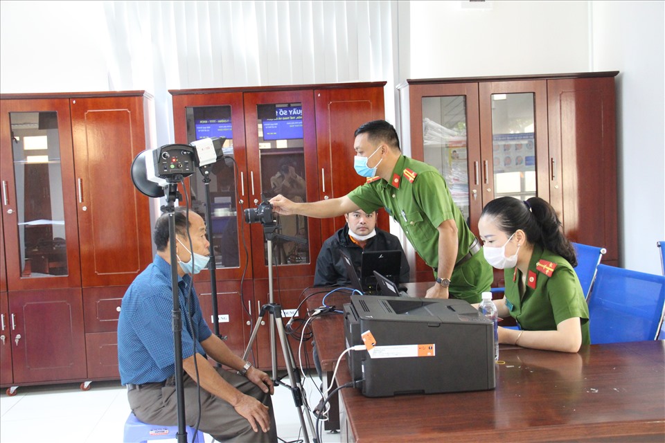 Người dân đến làm thẻ căn cước công dân tại Trung tâm Phục vụ hành chính công tỉnh Đắk Lắk. Ảnh: Kim Bảo