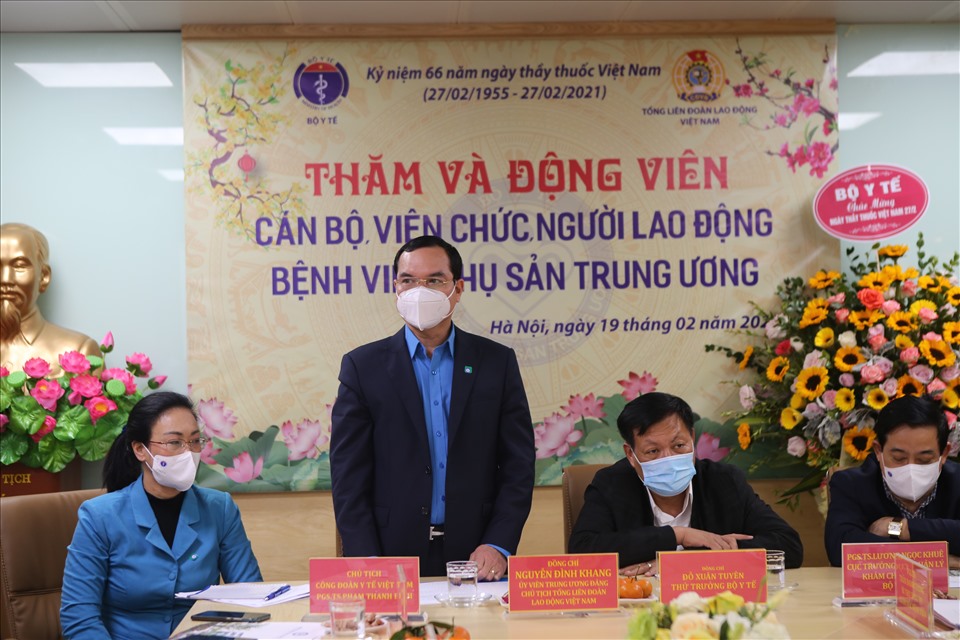 Đồng chí Nguyễn Đình Khang - Uỷ viên BCH TƯ Đảng, Chủ tịch Tổng LĐLĐVN đã thăm và động viên cán bộ, công chức, NLĐ Bệnh viện Phụ sản TƯ.