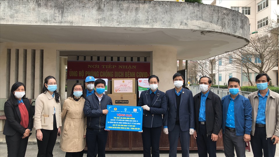 Công đoàn Y tế Việt Nam trao quà tới cán bộ y tế tuyến đầu chống dịch tại tỉnh Hải Dương. Ảnh: Bảo Hân