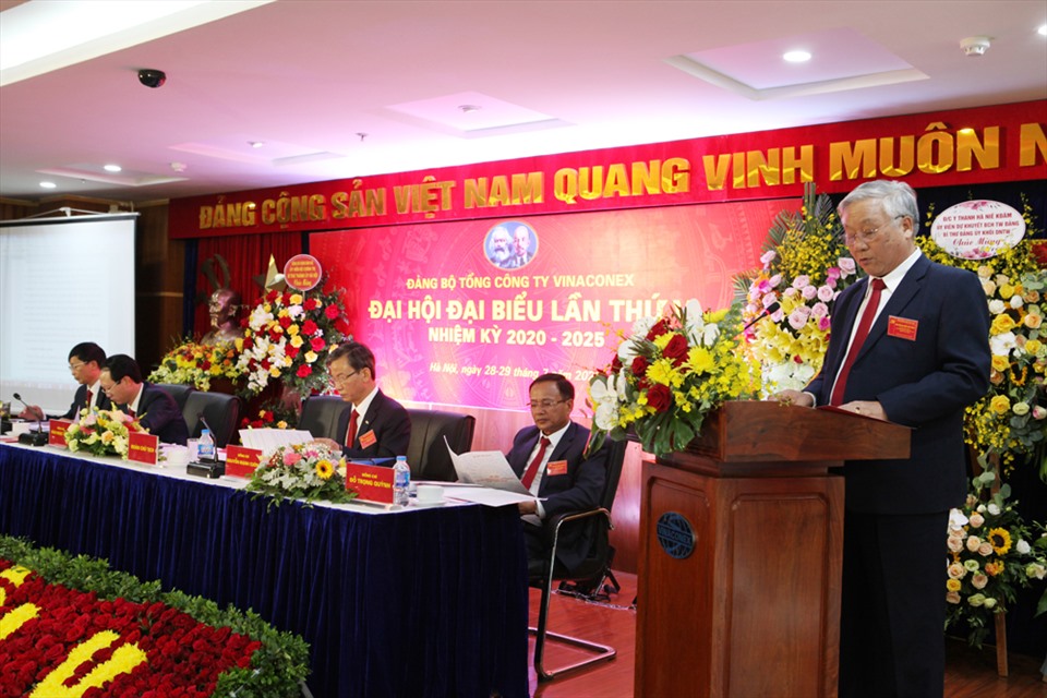 Bí thư Đảng uỷ, Chủ tịch HĐQT Đào Ngọc Thanh, trình bày báo cáo tại Đại hội đại biểu Đảng bộ Tổng công ty Vinaconex lần thứ V, nhiệm kỳ 2020 - 2025.