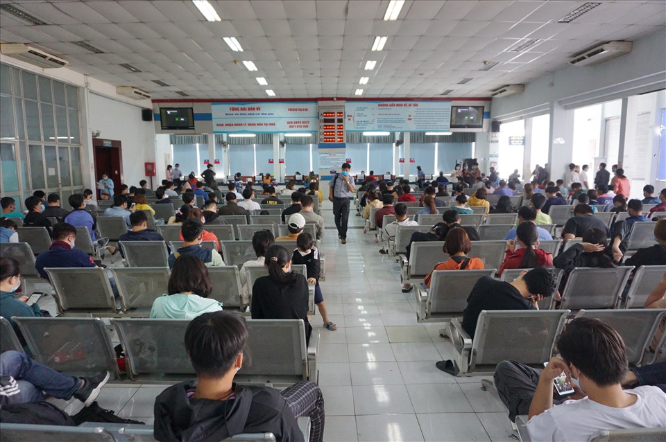Theo ghi nhận, khu vực bán vé tàu Tết ở ga Sài Gòn không còn ghế trống do hàng trăm người đến lấy số thứ tự để đổi, trả vé.  Ảnh: Minh Quân
