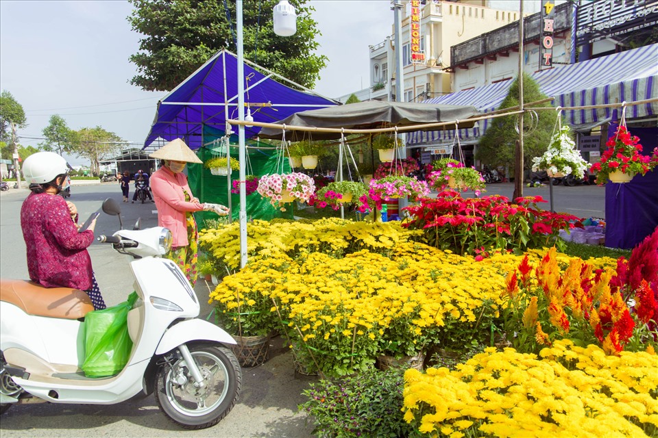 Không khí còn ảm đạm hơn tại các điểm dọc theo đường Nguyễn Thái học; đường Hai bà Trưng; đường 30/4;… thỉnh thoảng có một vài người ghé xem hoa rồi đi.