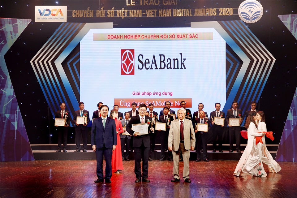 Mạnh tay đầu tư công nghệ, SeABank lần thứ 2 được vinh danh Doanh nghiệp chuyển đổi số xuất sắc.