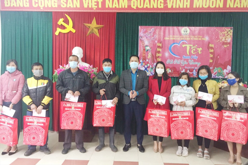 Ông Nguyễn Đức Thạch - Chủ tịch CĐ các KKT tỉnh Hà Tĩnh trao quà. Ảnh: CĐ.