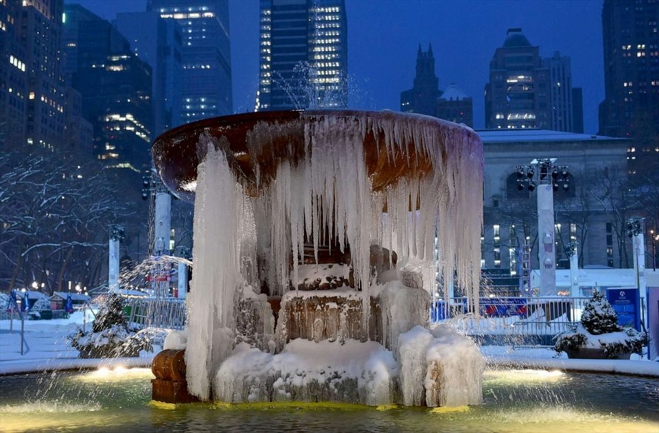 Đài phun nước đóng băng ở thành phố New York trong một cơn bão mùa đông hôm 1.2. Ảnh: AFP