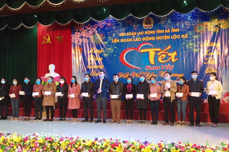 Trao quà của Công đoàn Viên chức Hà Tĩnh hỗ trợ LĐLĐ huyện Lộc Hà. Ảnh: CĐ.