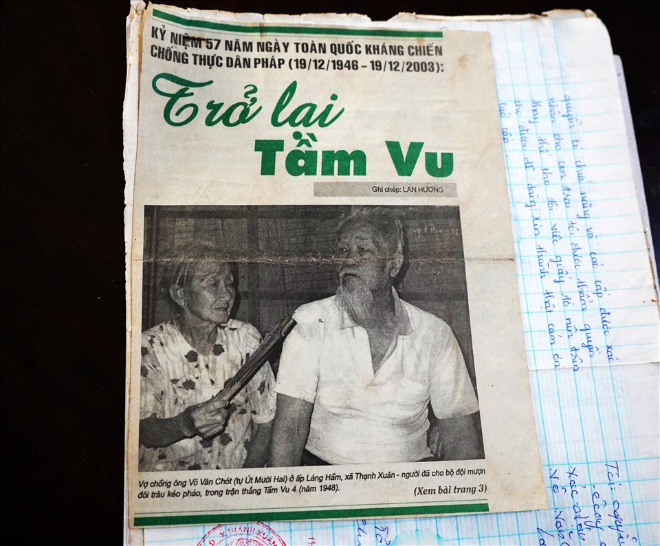 Một bài báo xuất bản vào năm 2003, thời điểm ông Võ Văn Chót vẫn còn sống kể về trận đánh Tầm Vu IV và câu chuyện đôi trâu kéo pháo. Ảnh: TR.L.