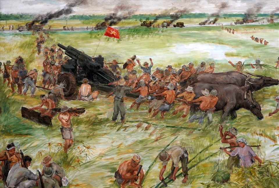 Bức tranh của họa sĩ Tô Dự phác họa lại hình ảnh quân dân ta và đôi trâu đang ra sức kéo pháo. Ảnh: TR.L