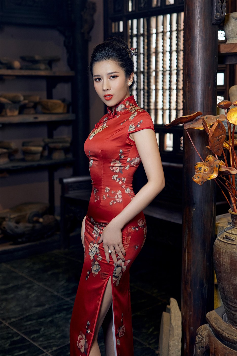 Chào đón xuân mới, Hoa hậu Dương Yến Nhung quyết định chọn cho mình các thiết kế áo dài truyền thống nhưng được cách tân vô cùng ấn tượng. Người đẹp nhận nhiều lời khen ngợi bởi sự duyên dáng khi khoác lên mình những thiết kế nhiều màu sắc, tươi trẻ.