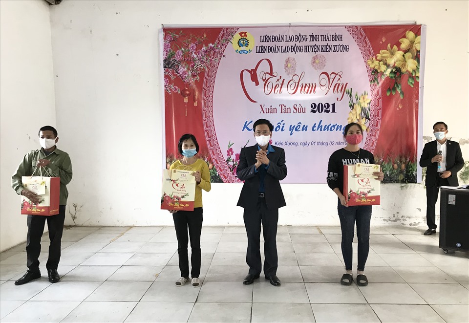 Lãnh đạo LĐLĐ tỉnh Thái Bình trao quà cho đoàn viên tại chương trình Tết sum vầy do LĐLĐ huyện Kiến Xương tổ chức. Ảnh Bá Mạnh