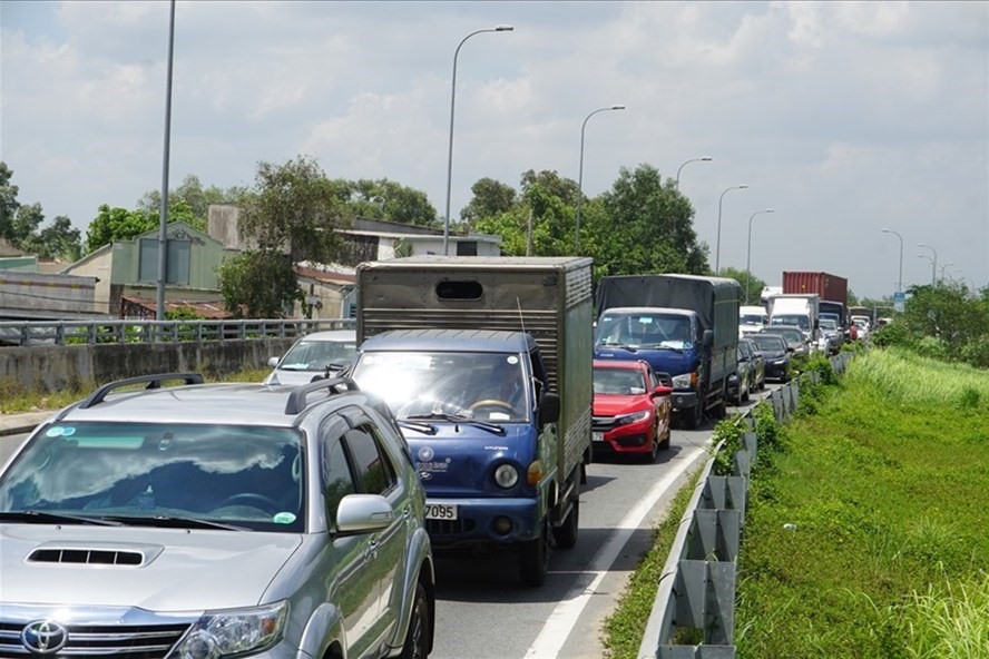 Hướng từ đường cao tốc TPHCM - Long Thành - Dầu Giây về nút giao An Phú (Thành phố Thủ Đức) thường xuyên ùn tắc do mật độ phương tiện đông. Ảnh: Minh Quân