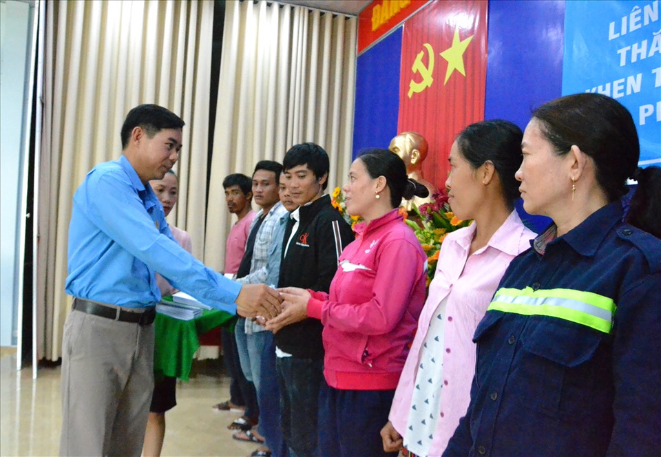 Ông Phan Xuân TRí trao quà hỗ trợ đoàn viên bị ảnh hưởng dịch COVID-19. Ảnh: Lục Tùng