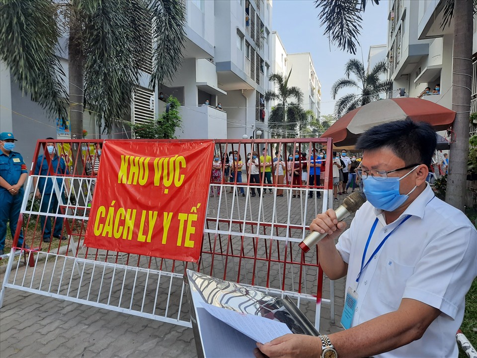 Người dân bên trong tòa nhà C2 chờ ông Nguyễn Thanh Tâm - Chủ tịch UBND thành phố Thuận An công bố quyết định dỡ phong tỏa cách ly. Ảnh: Đình Trọng