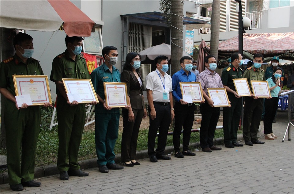 Thành phố Thuận An khen thưởng cá nhân, tập thể có thành tích xuất sắc trong quá trình phòng, chống dịch bệnh COVID-19. Ảnh: Đình Trọng