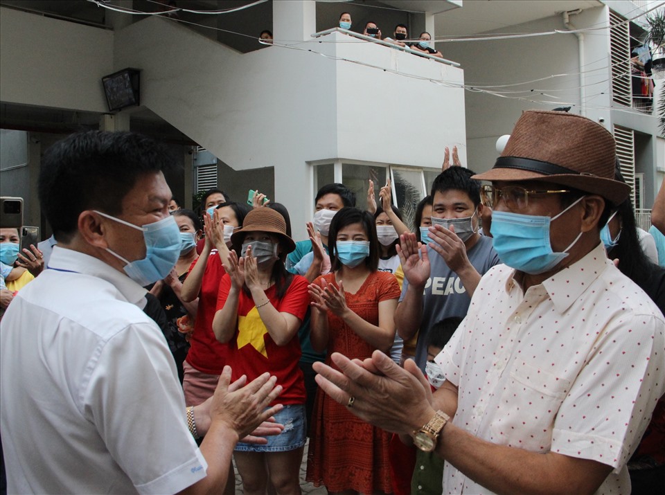 Ông Nguyễn Thanh Tâm - Chủ tịch UBND thành phố Thuận An hỏi thăm đời sống người dân sau khi dỡ bỏ phong tỏa. Ảnh: Đình Trọng