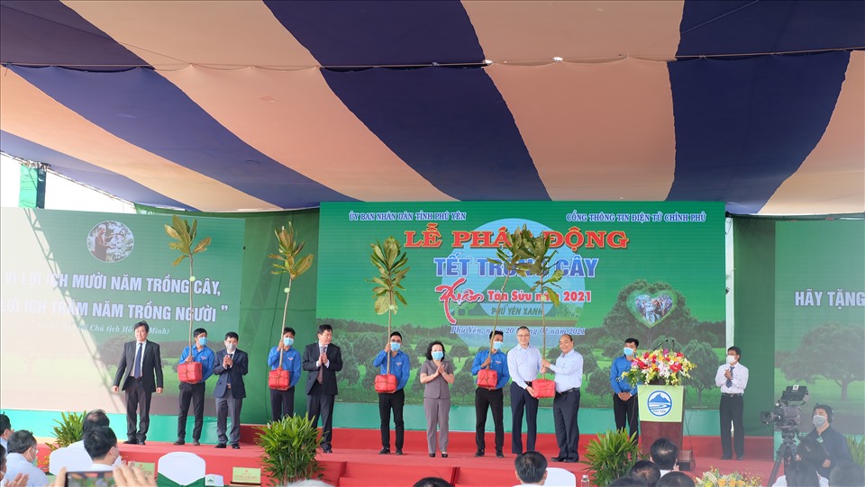 Thủ tướng Nguyễn Xuân Phúc tặng cây bàng vuông cho tỉnh Phú Yên. Ảnh: Nhiệt Băng