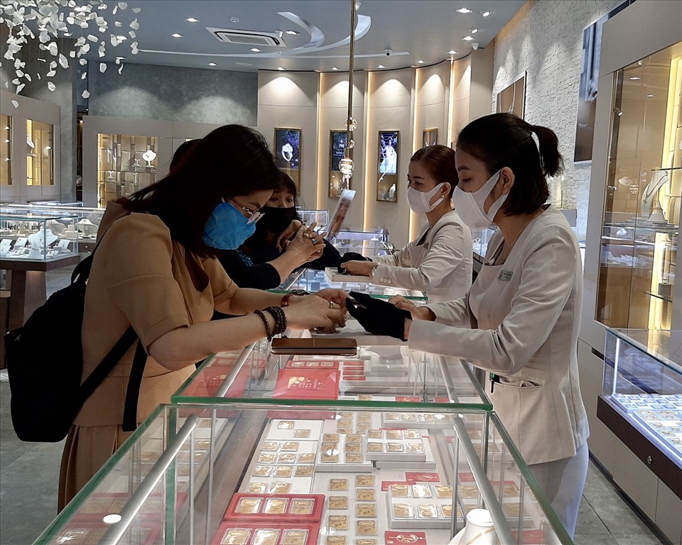 Tại một số đại lý của PNJ TPHCM, khách hàng đã tới mua vàng Thần Tài rải rác từ mùng 8 âm lịch.