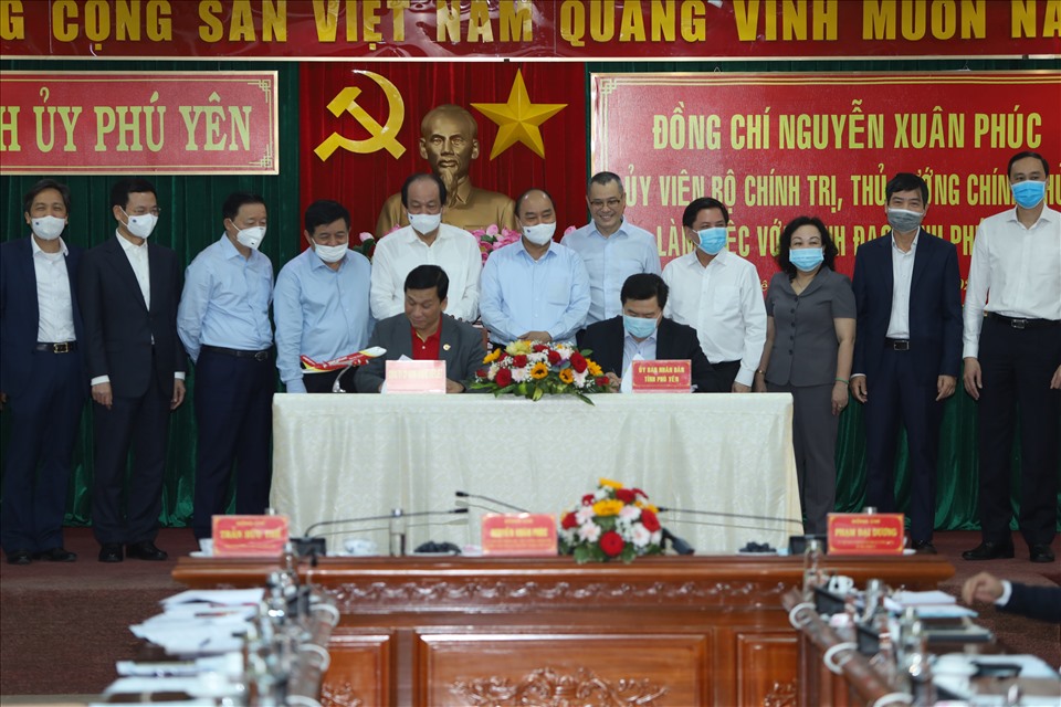 Thủ tướng Nguyễn Xuân Phúc cùng các đại biểu chứng kiến lễ ký hợp tác đầu tư vào tỉnh Phú Yên. Ảnh: X.N