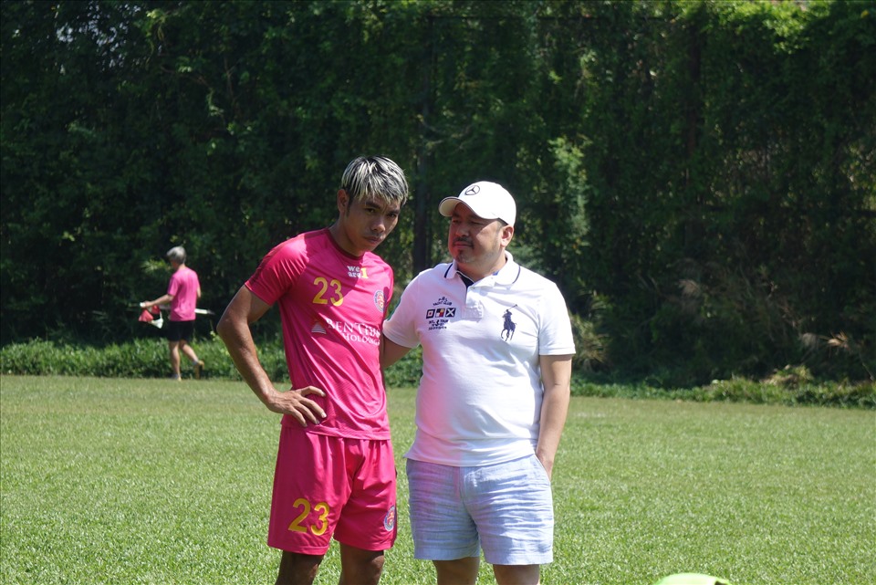 Bầu Bình đứng nói chuyện khá lâu với Cao Văn Triền, đội trưởng của đội bóng. Cao Văn Triền có vai trò quan trọng về chuyên môn, là cánh tay nối dài giữa ban lãnh đạo với các cầu thủ. Mùa trước, Triền được bầu là cầu thủ hay nhất của đội Sài Gòn.