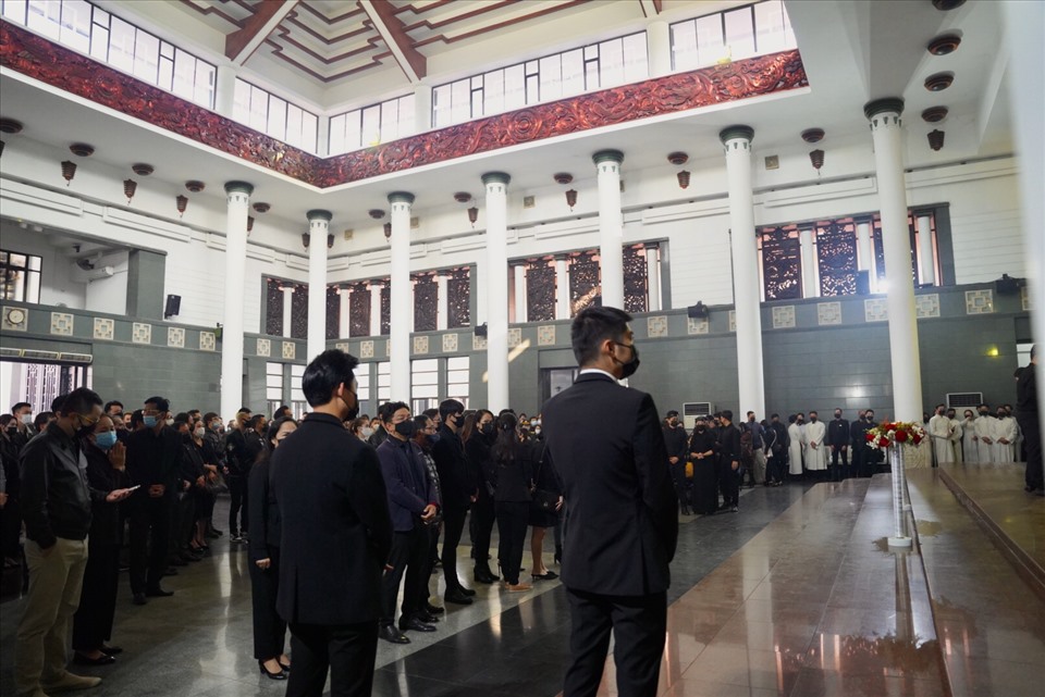 Sáng 20.2, lễ tang của NSND Hoàng Dũng đã được tổ chức tại Nhà tang lễ Quốc gia (Hà Nội). Nhiều bạn bè, đồng nghiệp đã tới đưa tiễn cố nghệ sĩ về nơi an nghỉ cuối cùng. Ảnh: GĐCC.