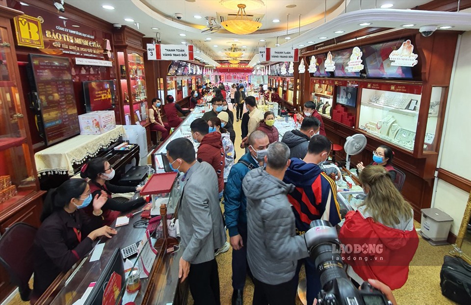Cảnh người dân chen chân mua vàng tại Bảo Tín Minh Châu.