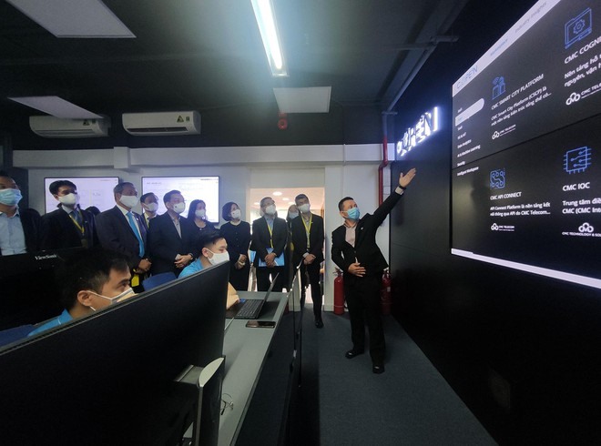 Ông Chu Ngọc Anh chứng kiến các công nghệ tiên tiến tại Công ty CP Tập đoàn Công nghệ CMC.