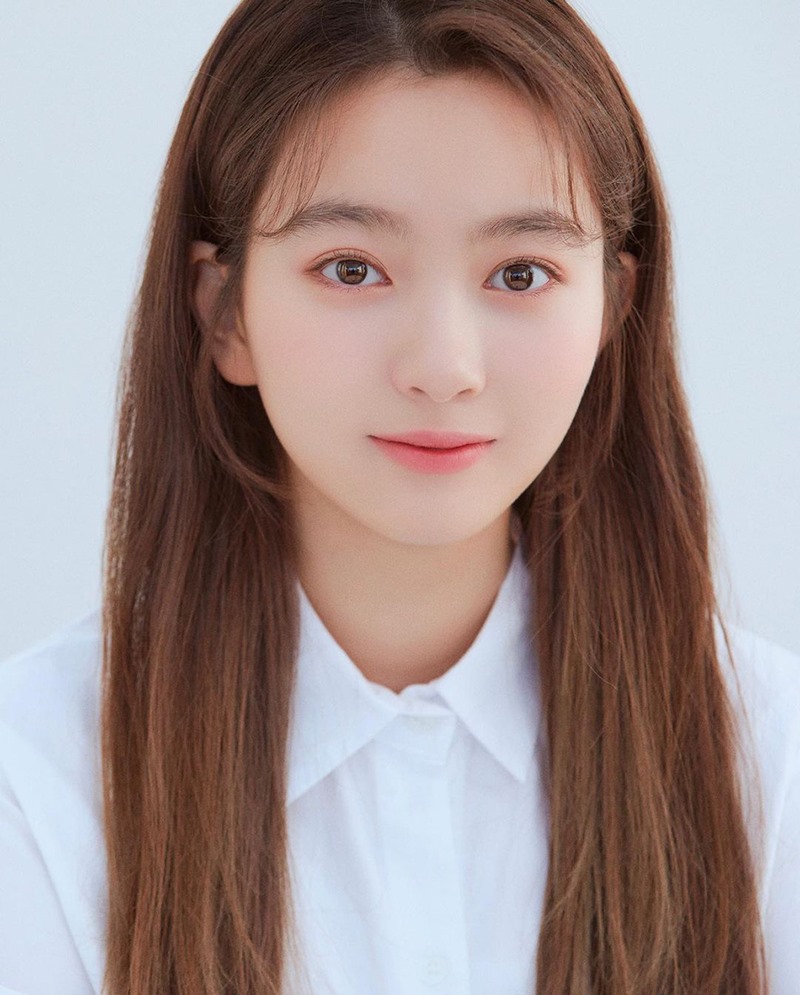 Mới đây, công ty quản lý YG đã đăng tải bộ hình mới của Kal So Won. Cô bé được khen ngợi nhờ vẻ đẹp mong manh, trong sáng đúng tuổi 16. Ảnh: YG Ent.