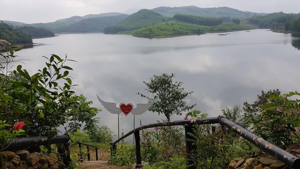 Chiều về, bên hồ Đôộng Suôn, nhiều khách du lịch chèo thuyền kayak vui chơi, khám phá quanh hồ nước. Và đứng ở Thung Dó có thể nhìn thấy rõ cảnh núi non trùng điệp, hùng vĩ của dãy Trường Sơn