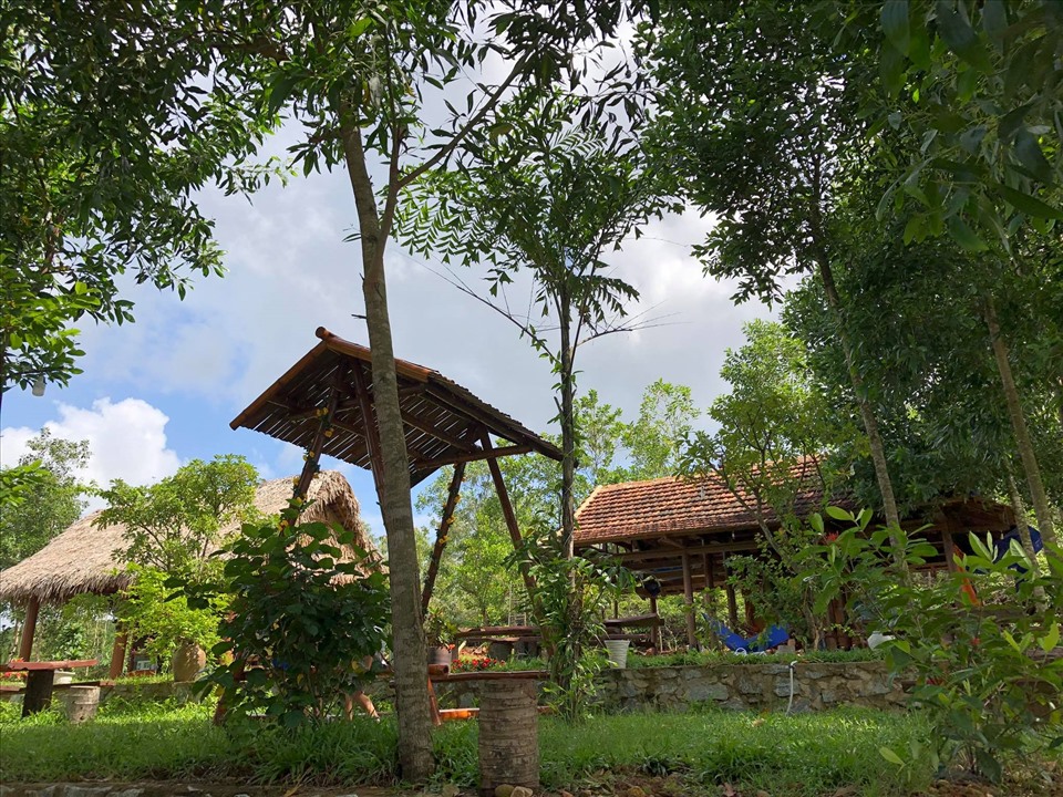 Thung Dó như một mô hình vườn nhà, người nông dân trong vùng mang những giỏ ổi sạch, gà đồi, mít, bưởi sạch…đến để phục vụ nhu cầu của du khách